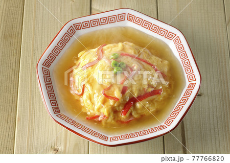 餡かけ中華風オムライス、天津飯を俯瞰で撮影 餡かけ中華風オムライス、天津飯を俯瞰で撮影 77766820