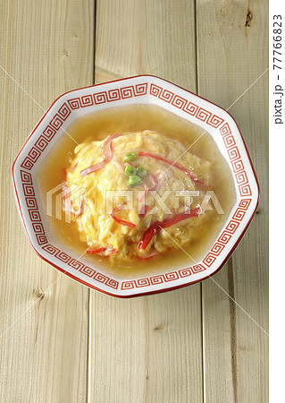 餡かけ中華風オムライス、天津飯を俯瞰で撮影 77766823