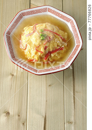 餡かけ中華風オムライス、天津飯を俯瞰で撮影 餡かけ中華風オムライス、天津飯を俯瞰で撮影 77766826