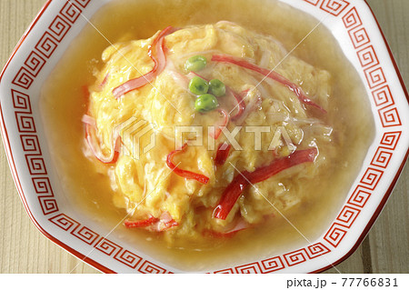 餡かけ中華風オムライス、天津飯を俯瞰で撮影 餡かけ中華風オムライス、天津飯を俯瞰で撮影 77766831