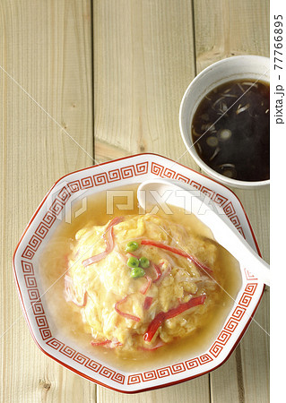 熱々餡かけ中華風オムライス、天津飯と中華スープのセットと散蓮華を俯瞰で撮影 77766895