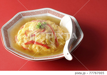 熱々餡かけ中華風オムライス、天津飯とレンゲ 熱々餡かけ中華風オムライス、天津飯とレンゲ 77767005