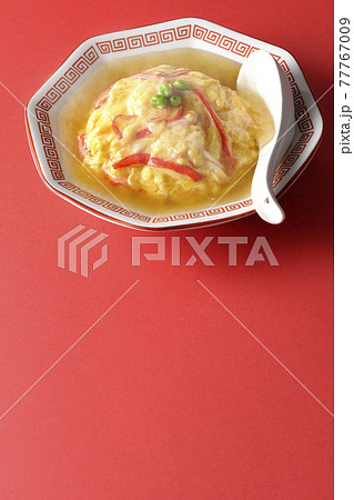 熱々餡かけ中華風オムライス、天津飯とレンゲ 熱々餡かけ中華風オムライス、天津飯とレンゲ 77767009
