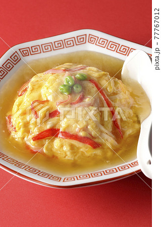 熱々餡かけ中華風オムライス、天津飯とレンゲ 熱々餡かけ中華風オムライス、天津飯とレンゲ 77767012