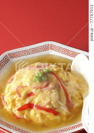 熱々餡かけ中華風オムライス、天津飯とレンゲ 熱々餡かけ中華風オムライス、天津飯とレンゲ 77767013