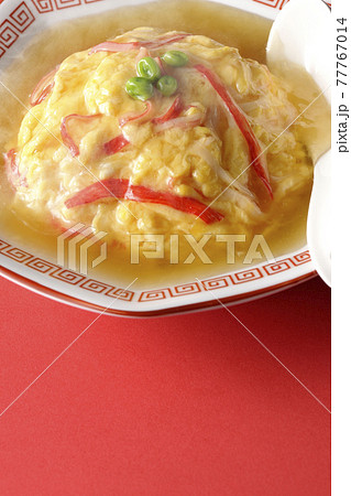熱々餡かけ中華風オムライス、天津飯とレンゲ 77767014