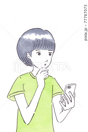 スマホを見る人 77767073