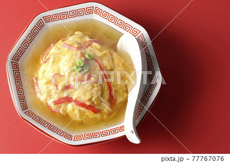 熱々の餡かけ中華風オムライス、天津飯と散蓮華を俯瞰で撮影 熱々の餡かけ中華風オムライス、天津飯と散蓮華を俯瞰で撮影 77767076