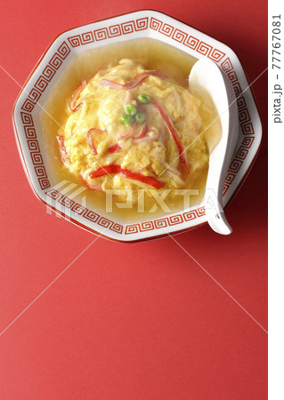 熱々の餡かけ中華風オムライス、天津飯と散蓮華を俯瞰で撮影 77767081