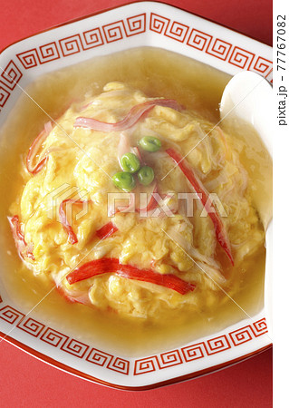 熱々の餡かけ中華風オムライス、天津飯と散蓮華を俯瞰で撮影 熱々の餡かけ中華風オムライス、天津飯と散蓮華を俯瞰で撮影 77767082