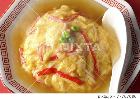 熱々の餡かけ中華風オムライス、天津飯と散蓮華を俯瞰で撮影 77767086