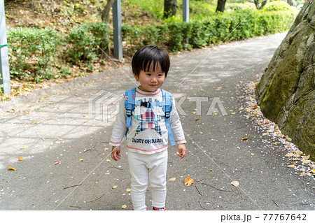 ハイキングをする男の子 ハイキングをする男の子 77767642