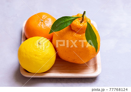 木のお皿にのった果物 木のお皿にのった果物 77768124