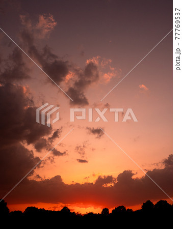ダイナミックな夕焼けの景色 ダイナミックな夕焼けの景色 77769537