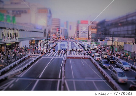 都会のミニチュア風景:ジオラマ風に表現した夕暮れ時の駅前交差点と行き交う人々の都市景観素材 都会のミニチュア風景:ジオラマ風に表現した夕暮れ時の駅前交差点と行き交う人々の都市景観素材 77770632
