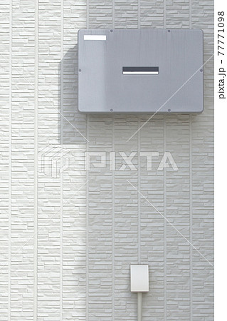 住宅街の太陽光発電用パワーコンディショナ装置(パワコン、PCS) 住宅街の太陽光発電用パワーコンディショナ装置(パワコン、PCS) 77771098