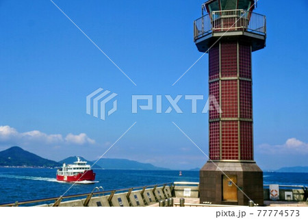 高松港玉藻防波堤灯台(せとしるべ)と入港する船 高松港玉藻防波堤灯台(せとしるべ)と入港する船 77774573
