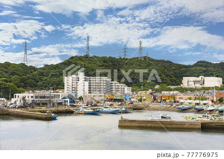[神奈川・久里浜] 横須賀市の東京湾フェリーターミナルを面する久里浜港に係留する漁船。 77776975