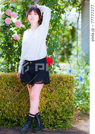 薔薇の有名な公園でかわいい女子のポートレート 77777277