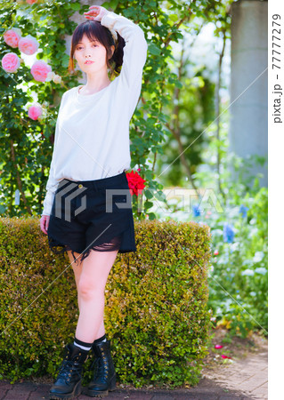 薔薇の有名な公園でかわいい女子のポートレート 77777279