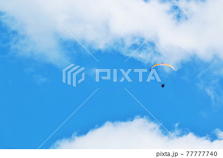 北海道 夏の青空とモーターパラグライダー 北海道 夏の青空とモーターパラグライダー 77777740