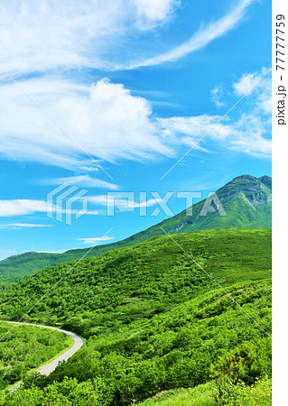 北海道　爽やかな青空　知床峠と羅臼岳 77777759