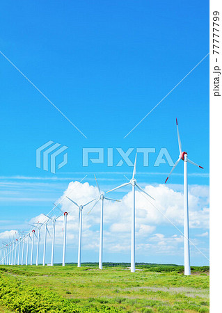 北海道　夏の青空とオトンルイ風力発電の風景 77777799