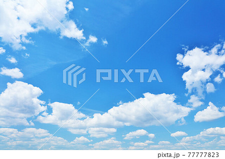 爽やかな夏の青空と雲 77777823