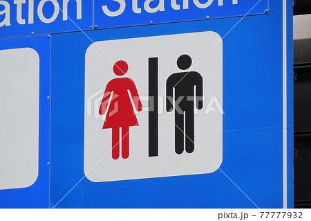 案内標識のアイコン　トイレマーク 77777932