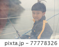 5歳児のヨットでのひととき 77778326
