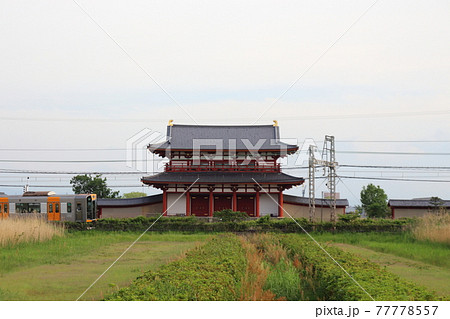平城京跡（朱雀門）を突き抜ける近鉄電車 77778557