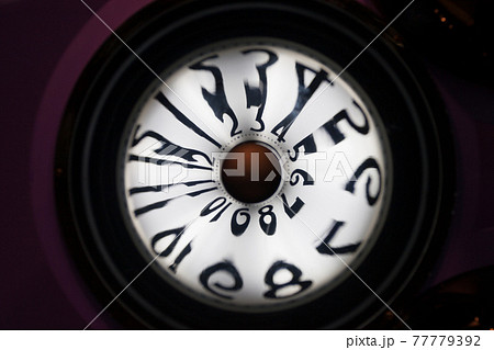 歪んだ時計の文字盤のクローズアップ、グラフィック素材 77779392