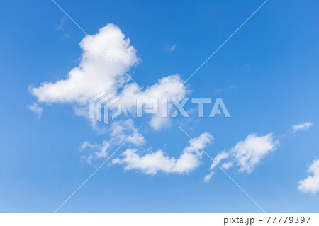 青い空にふわふわ浮く積雲、のんびりとした雰囲気 77779397