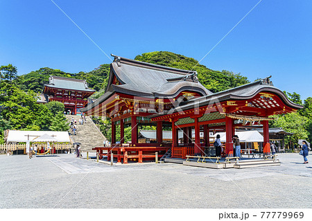 【神奈川県】鎌倉　晴れ渡った鶴岡八幡宮の本宮と舞殿 77779969