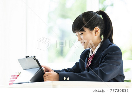 オンライン授業　女の子　中学生　高校生 77780855