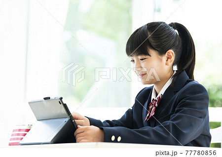 オンライン授業　女の子　中学生　高校生 77780856