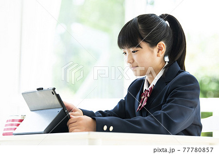 オンライン授業　女の子　中学生　高校生 77780857