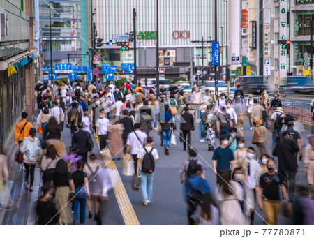日本の東京都市景観 9都道府県にあす宣言拡大。コロナ禍前と変わらない脅威の人出＝5月15日、新宿 77780871