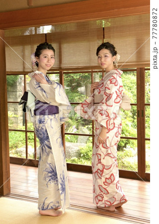 古民家の和室でポーズをとる浴衣姿の美人姉妹 古民家の和室でポーズをとる浴衣姿の美人姉妹 77780872
