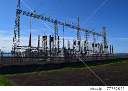 屋外変電設備と送電塔 屋外変電設備と送電塔 77782095