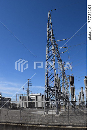 屋外変電設備と送電塔 77782101
