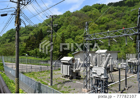 屋外変電設備と送電塔 77782107