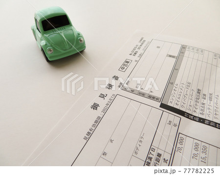 自動車の見積書とペパーミントグリーンのミニカー 自動車の見積書とペパーミントグリーンのミニカー 77782225