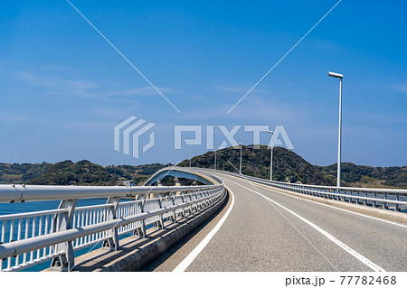 山口県下関市 角島大橋を走行中 山口県下関市 角島大橋を走行中 77782468