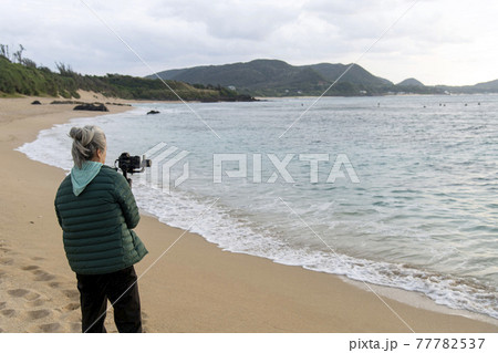 奄美大島の手広海岸で動画撮影する女性フォトグラファー 奄美大島の手広海岸で動画撮影する女性フォトグラファー 77782537