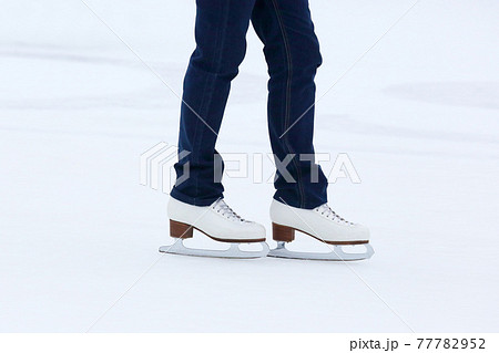 feet rolling on skates woman on the ice rink feet rolling on skates woman on the ice rink 77782952