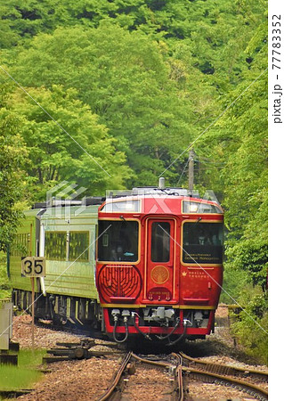 秘境駅に到着する観光列車 秘境駅に到着する観光列車 77783352