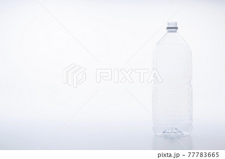 空のペットボトルと白い背景 77783665