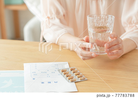 薬を飲む中高年女性 77783788