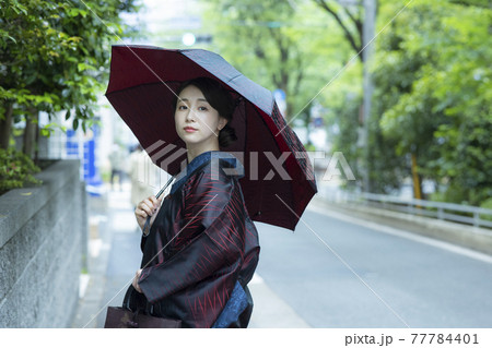 雨 着物の女性 道行 雨コート 雨 着物の女性 道行 雨コート 77784401